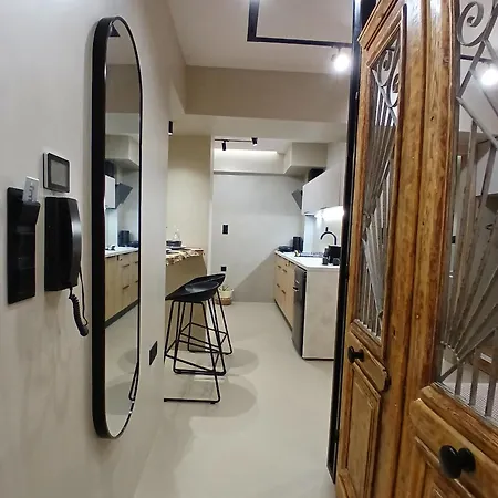 ύρια House's Apartment