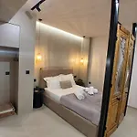 ύρια House's Apartment
