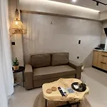ύρια House's Apartment *